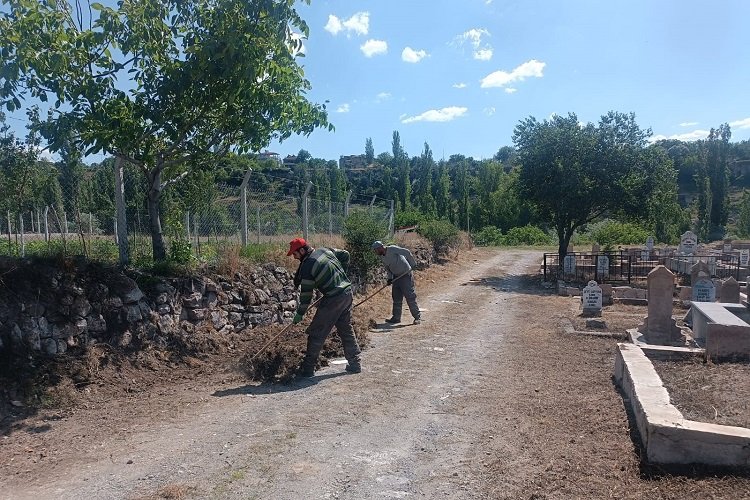 Melikgazi mezarlıkları bayrama hazır -
