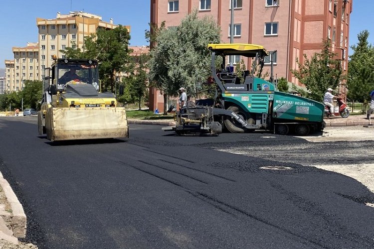 Melikgazi TOKİ'de yol yenileme çalışması -