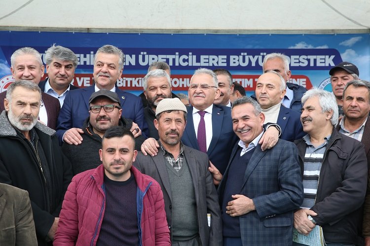 Memduh Büyükkılıç çiftçileri kutladı -