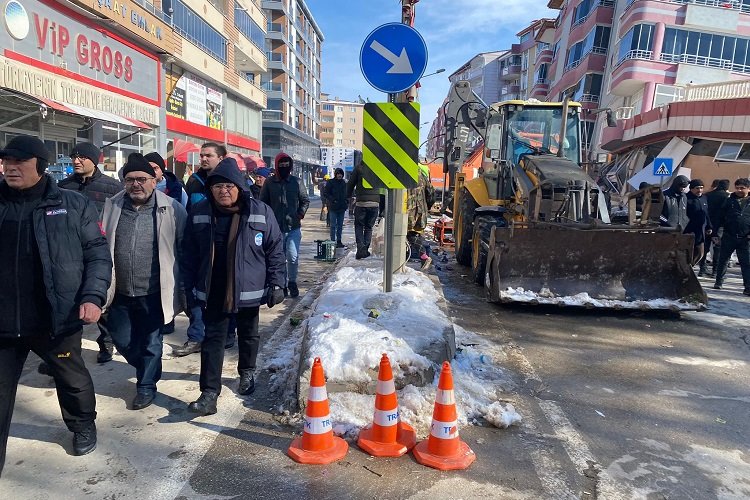 Memduh Büyükkılıç deprem bölgesinde -