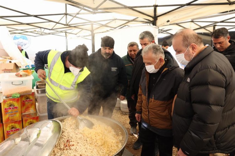 Memduh Büyükkılıç deprem bölgesinde yemek dağıttı -