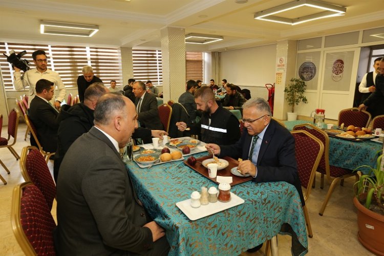 Memduh Büyükkılıç ekip arkadaşlarıyla öğle yemeği yedi -