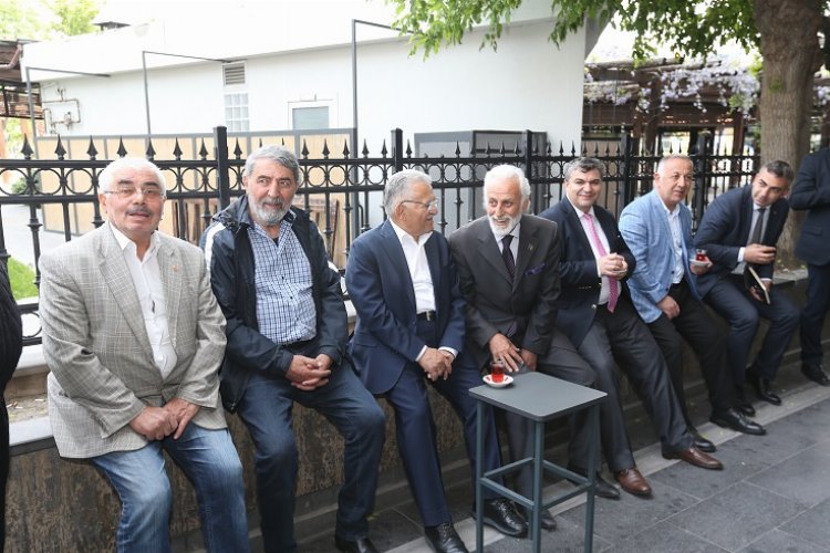 Memduh Büyükkılıç esnafla buluştu -