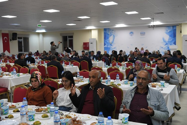 Memduh Büyükkılıç ilk iftarı memleketinde yaptı -