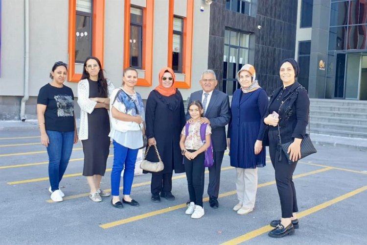 Memduh Büyükkılıç minik öğrencilerle buluştu -