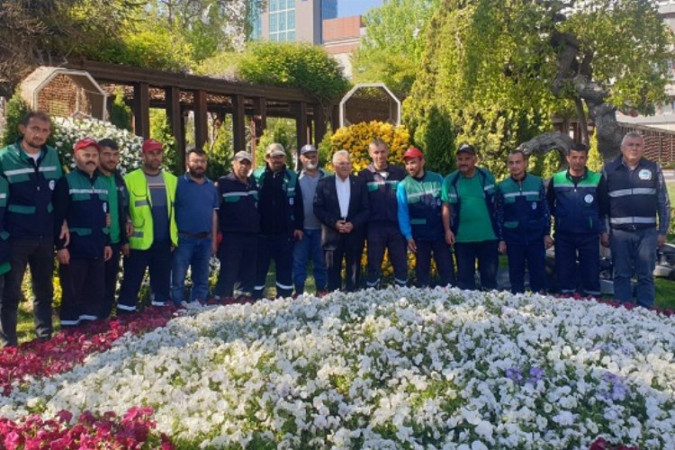 Memduh Büyükkılıç parkta çim biçti -