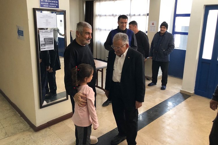 Memduh Büyükkılıç'tan depremzedelere yakın ilgi -