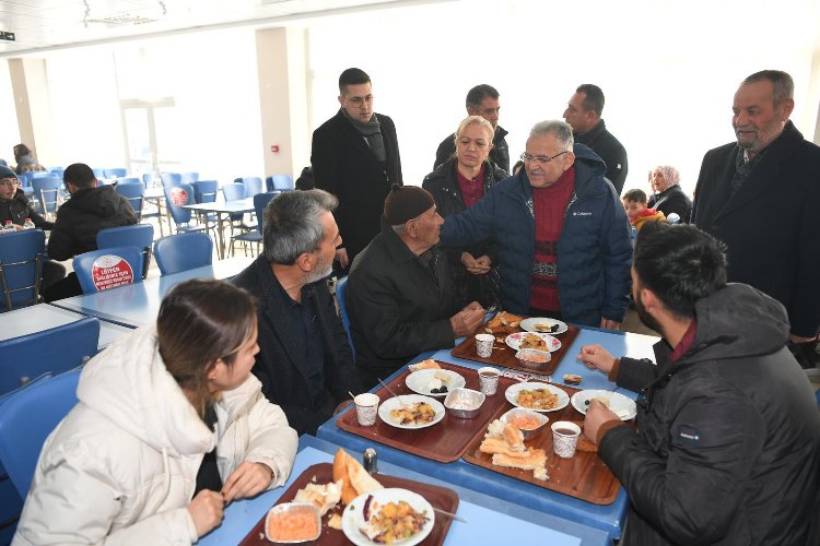 Memduh Büyükkılıç'tan depremzedelere ziyaret -