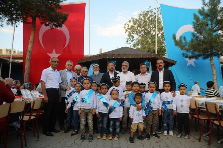 Memduh Büyükkılıç'tan Doğu Türkistanlı çocuklara moral -