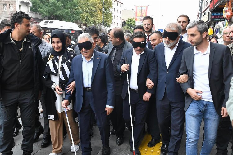Memduh Büyükkılıç'tan engelliler için farkındalık yürüyüşü -