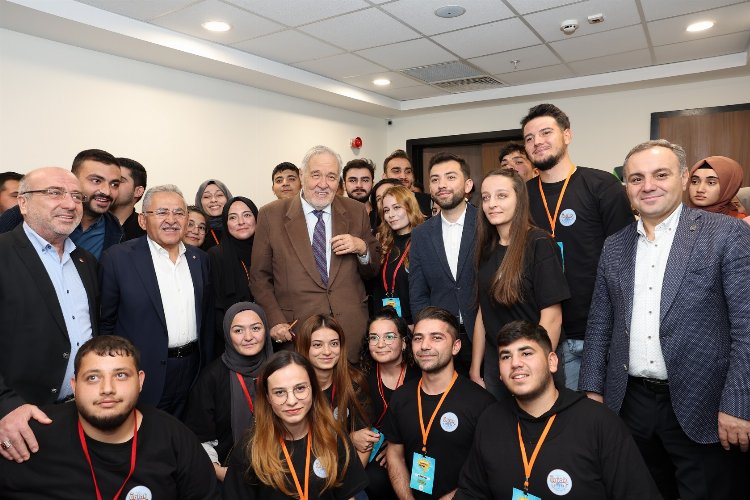 Memduh Büyükkılıç'tan İlber Ortaylı'ya çiçek -