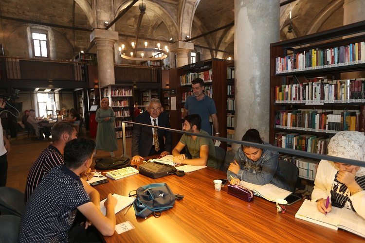 Memduh Büyükkılıç'tan Kayseri Kütüphanesi'ne ziyaret -