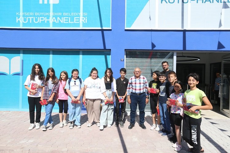 Memduh Büyükkılıç'tan öğrencilere jest -