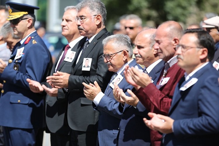 Memduh Büyükkılıç'tan şehit polise son görev -