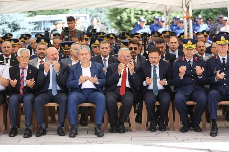 Memduh Büyükkılıç'tan şehitliğe ziyaret -