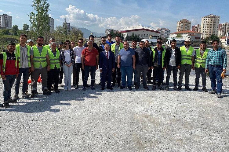 Memduh Büyükkılıç'tan yol çalışmasına yakın takip -