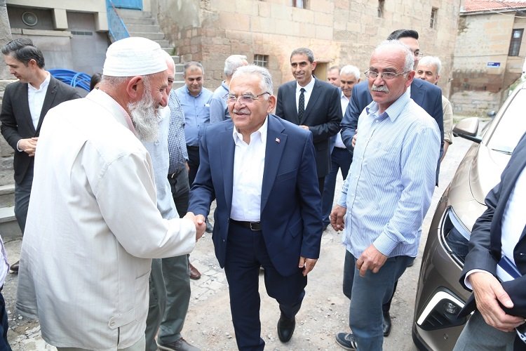 Memduh Büyükkılıç vatandaşlarla kucaklaştı -