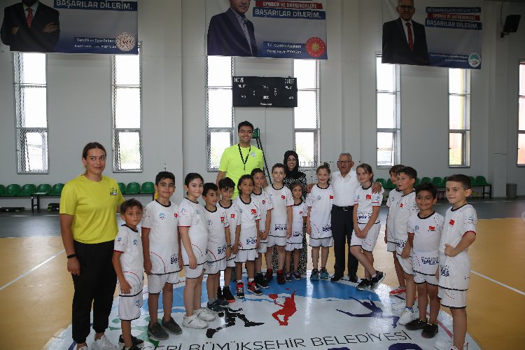 Memduh Büyükılıç Kayserili miniklerle buluştu -