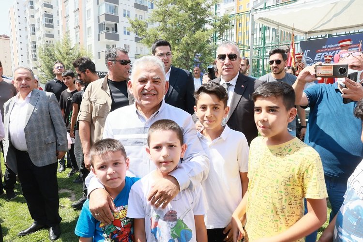 Memduh Büyükılıç'tan gençlere 'büyük' müjde -