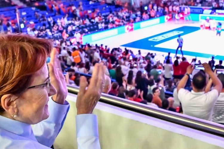 Meral Akşener 'Filenin Sultanları'nı tribünden izledi -