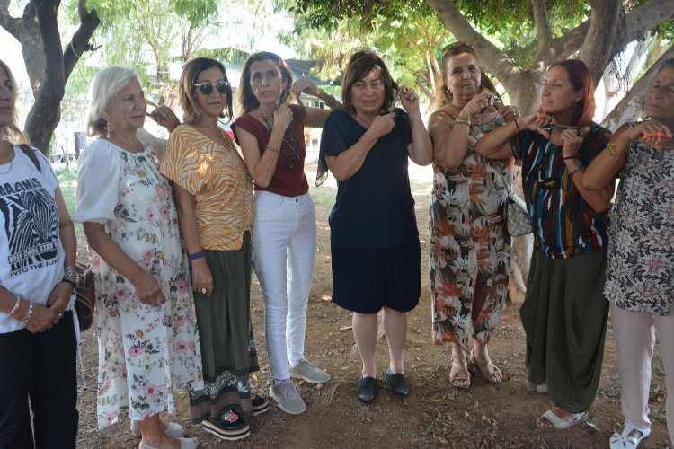 Mersinli kadınlar Mahsa Amini için saçlarını kesti -