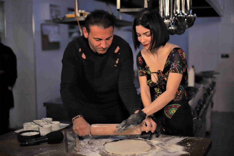 Merve Boluğur mantı açtı -