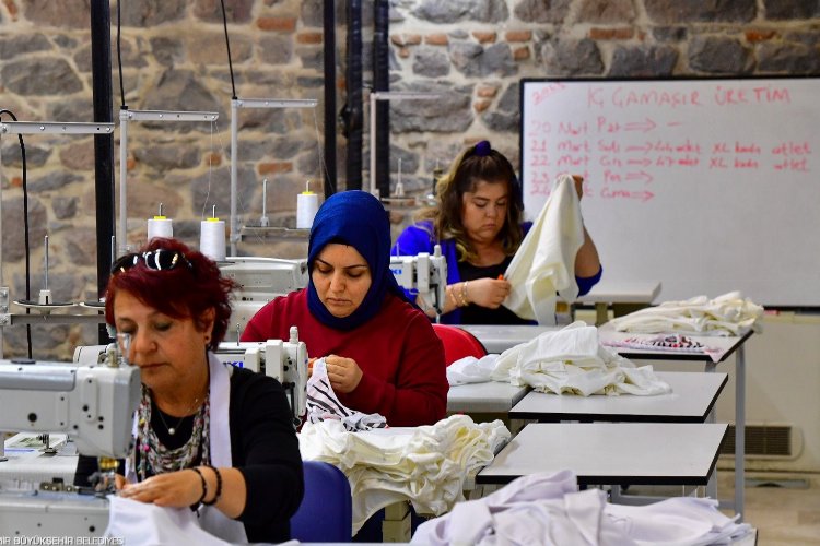Meslek Fabrikası'nda depremzedelere iç çamaşırı -