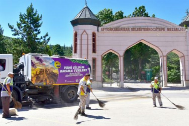 Mezarlıklarda bayram temizliği -
