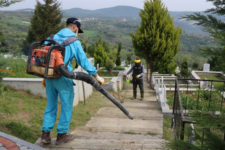 Mezarlıklarda bayrama hazırlık -