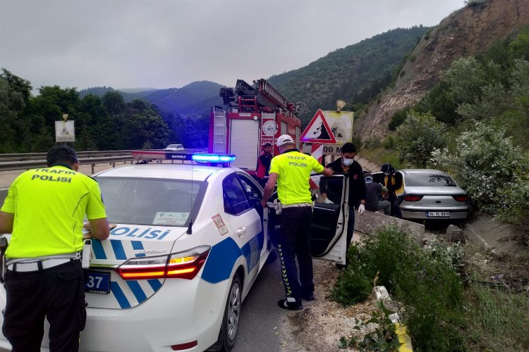 Mezuniyet dönüşü Bilecik'te kaza: 2 yaralı -