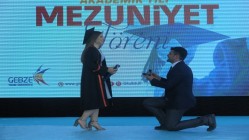MEZUNİYET TÖRENİNDE EVLENME TEKLİFİ