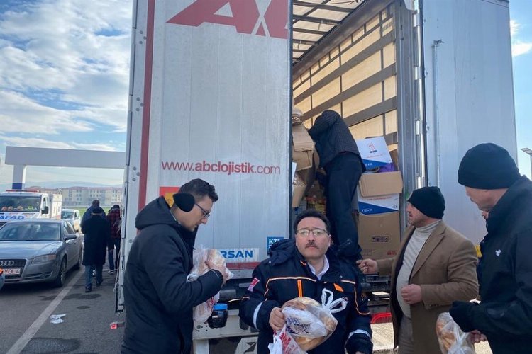 MHP Kayseri'den deprem bölgesine 6 TIR -