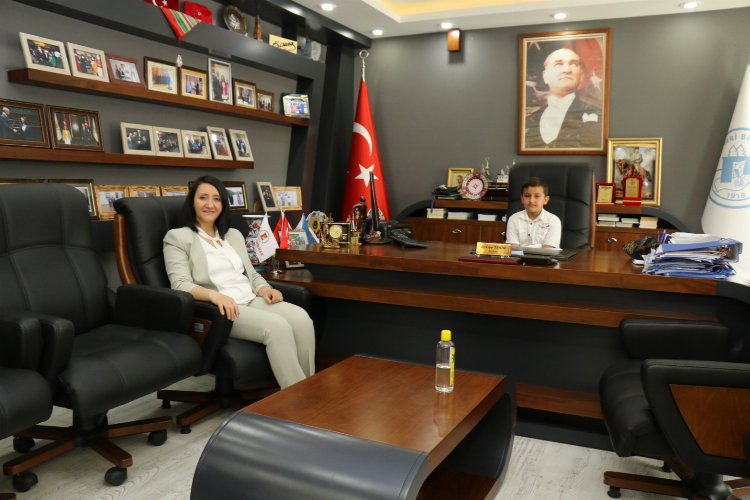 Minik Kaymakam Cemre talimat verdi ‘okulun bahçesindeki kale direkleri yenilensin’ -