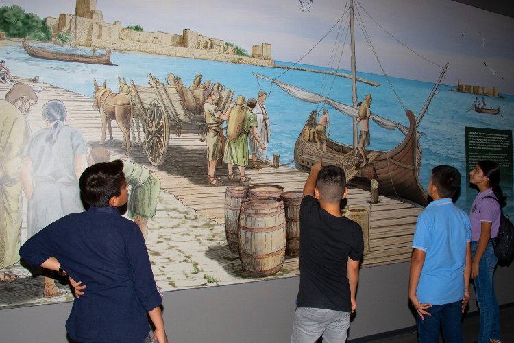‘Minikbüs’ öğrencileri gezdiriyor, bilgilendiriyor -