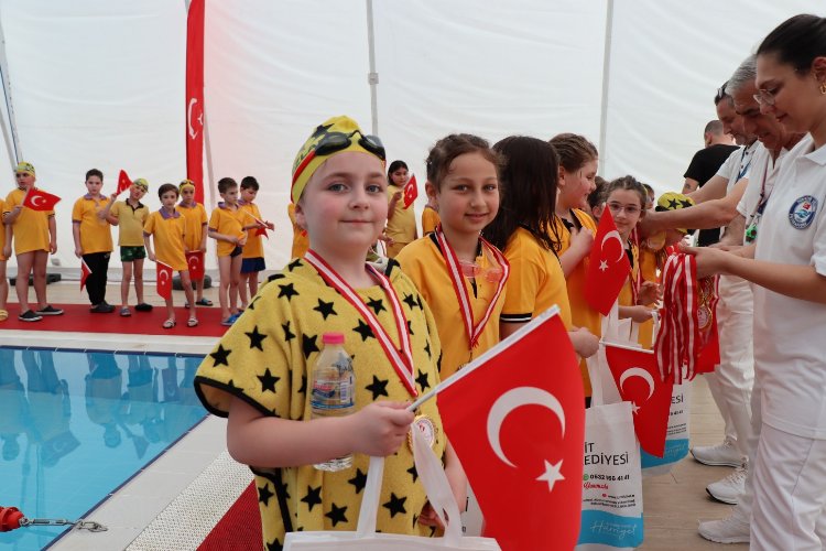 Minikler 23 Nisan Yüzme Yarışında kıyasıya yarıştı -