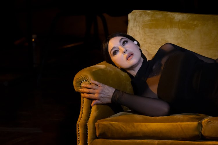 Monica Bellucci’nin gösterisine ünlüler geçidi -