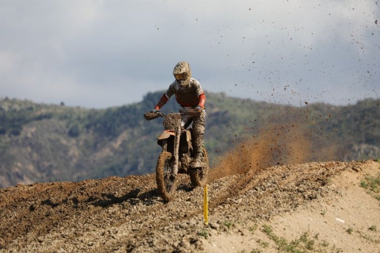 Motokros Şampiyonası nefes kesti -