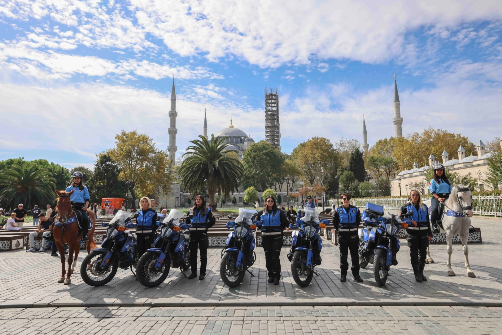 Motosikletli ve atlı kadın zabıtalar görevde -