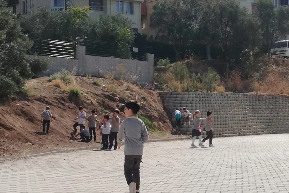 Mudanya'da yarım bırakılan bahçe duvarı öğrenciler için tehlike oluşturuyor -