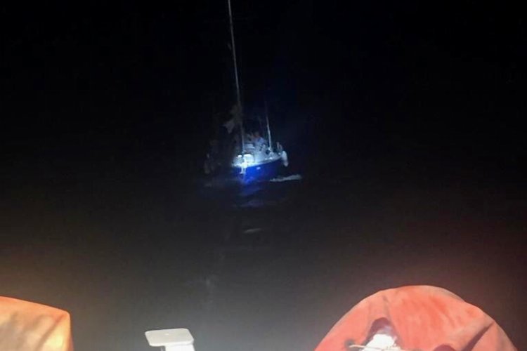 Muğla Bodrum açıklarında sürüklenen tekneyi KEGM kurtardı -