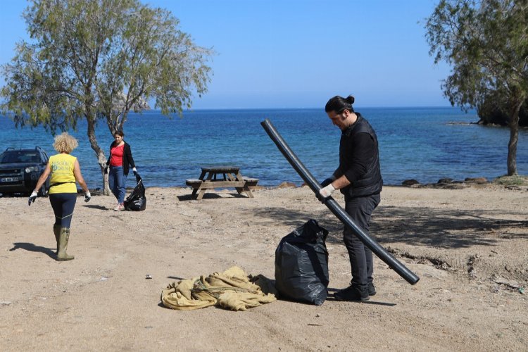 Muğla Bodrum'da gönüllüler sahili temizledi -