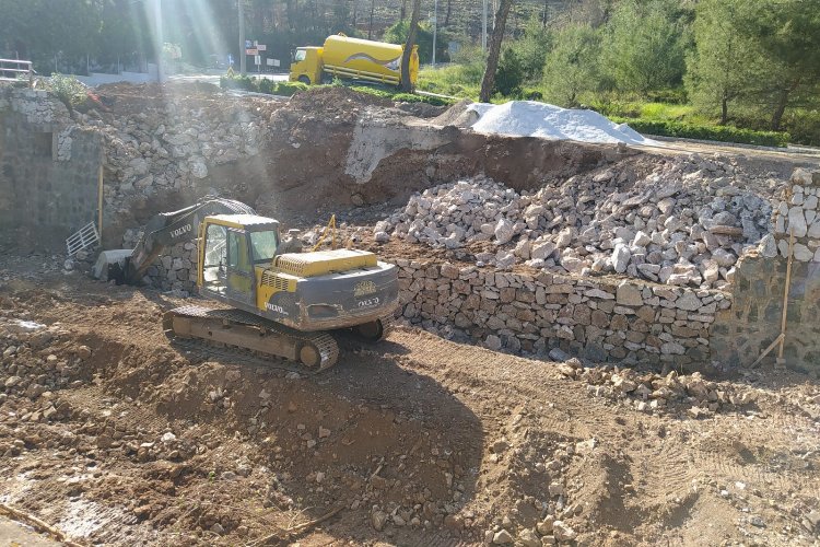 Muğla Büyükşehir'den Marmaris’te zarar gören dereye tamir -