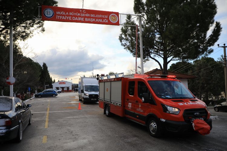 Muğla'da deprem bölgesine yola çıktı -
