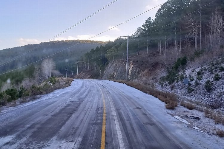 Muğla'da yollar buzlanmaya karşı tuzlanıyor -
