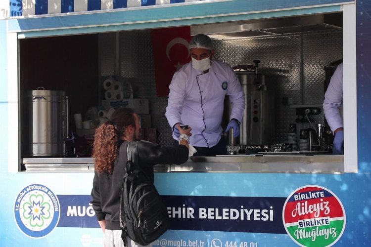 Muğla Büyükşehir, üniversite öğrencilerine çorba dağıtmaya devam ediyor -