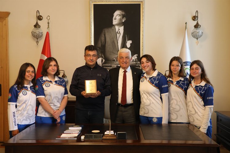 Muğla'da şampiyon okçulardan Başkan Gürün’e ziyaret -