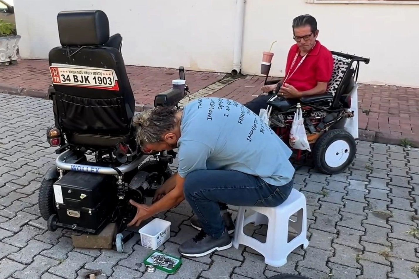 Murat öğretmen 25 yıldır ücretsiz onarıyor -