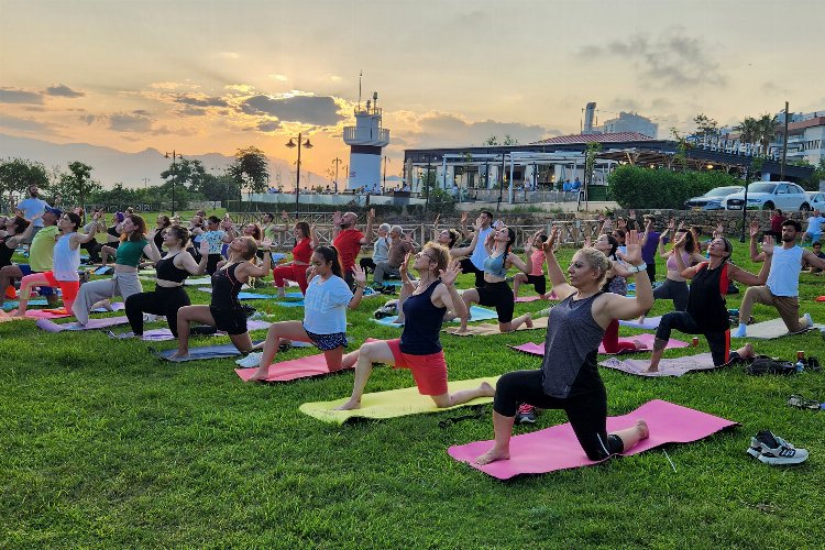 Muratpaşa'da Dünya Yoga Günü'ne özel seans -