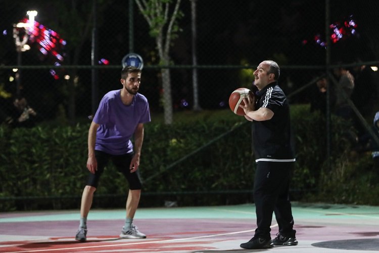 Mustafa Varank'tan gece yarısı basketbol şov -