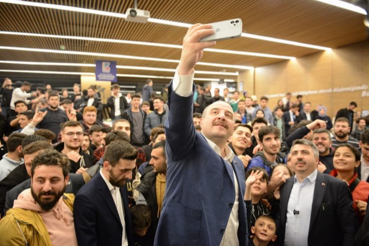 Mustafa Varank 'Uyumayan' gençlerle buluştu -